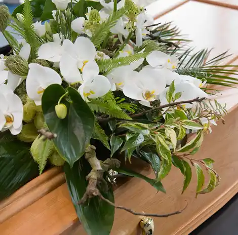 Eiken uitvaartkist met witte bloemen